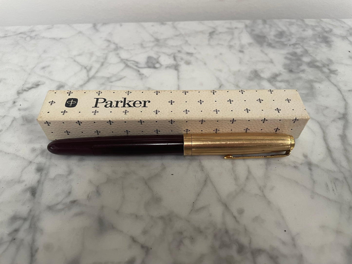 Parker 51 14ct Rolled Gold fountain pen in original box. In good condition.