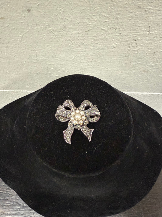 Pretty Vintager Silver Marcasite And Pearl Bow Brooch