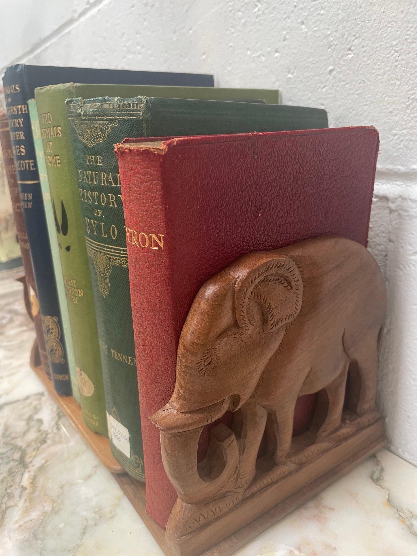 Beautiful pair of Teak Elephant bookends which also fold down. In good original condition and has been sourced locally. Please see photos as they help form part of the description.