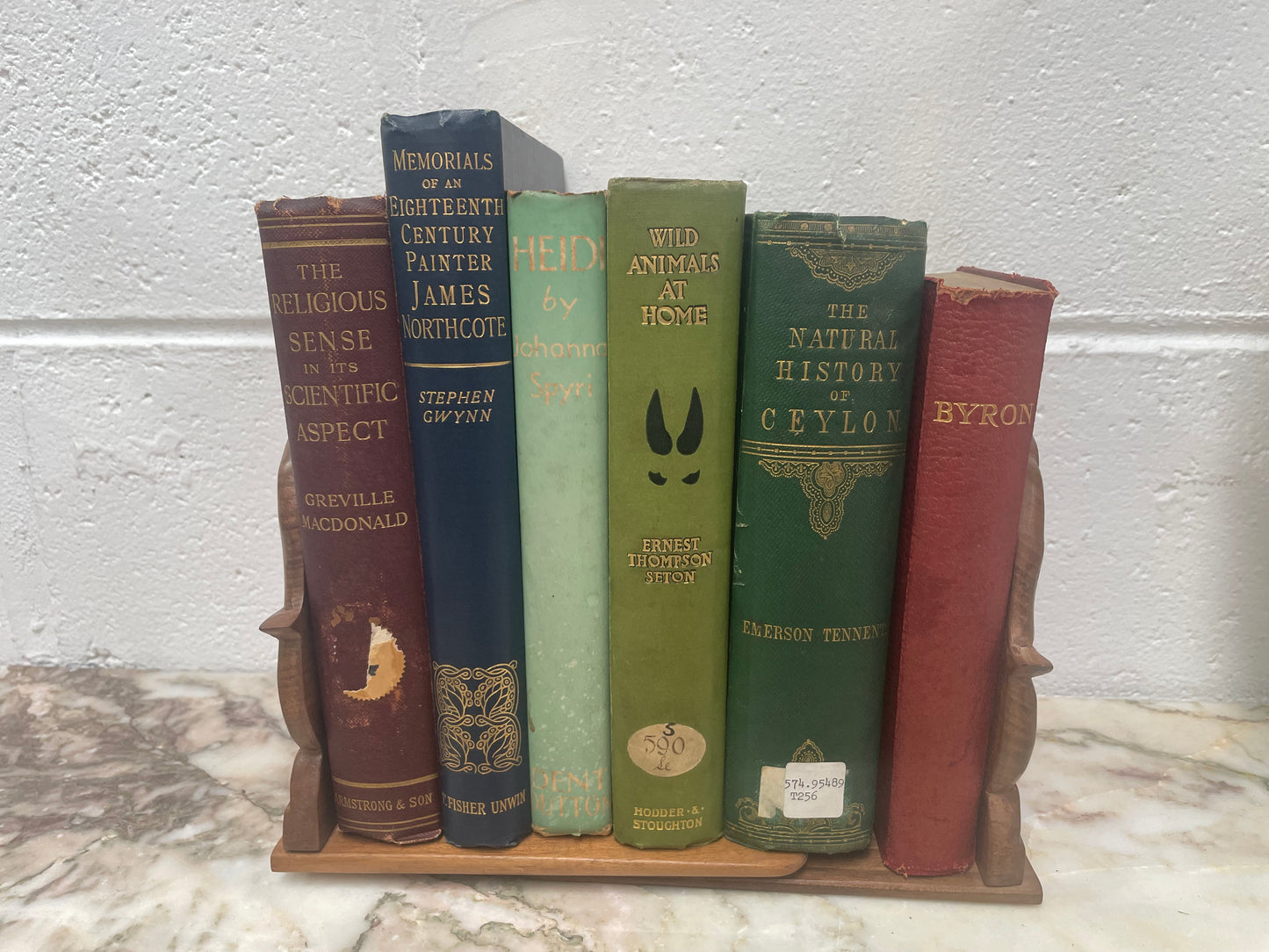 Beautiful pair of Teak Elephant bookends which also fold down. In good original condition and has been sourced locally. Please see photos as they help form part of the description.