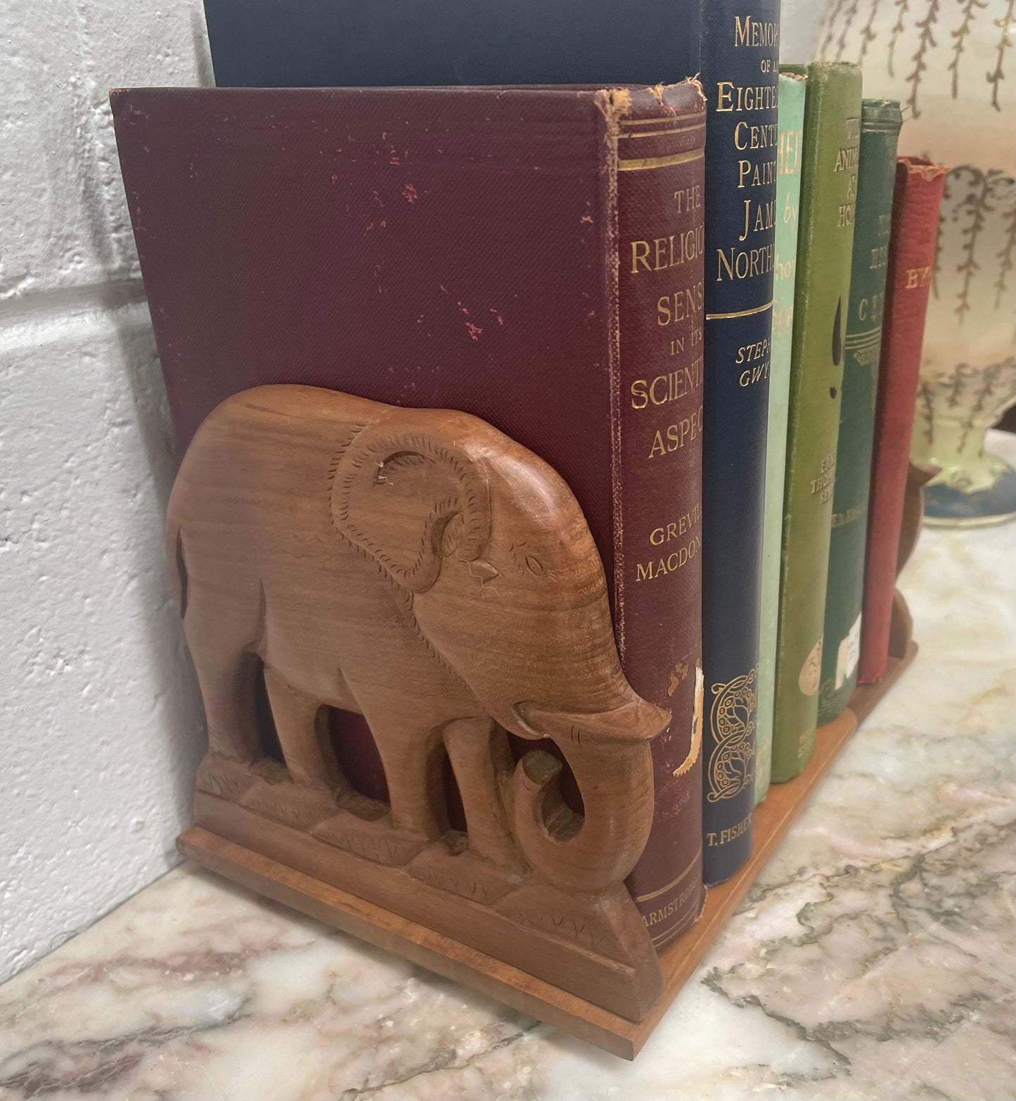Beautiful pair of Teak Elephant bookends which also fold down. In good original condition and has been sourced locally. Please see photos as they help form part of the description.