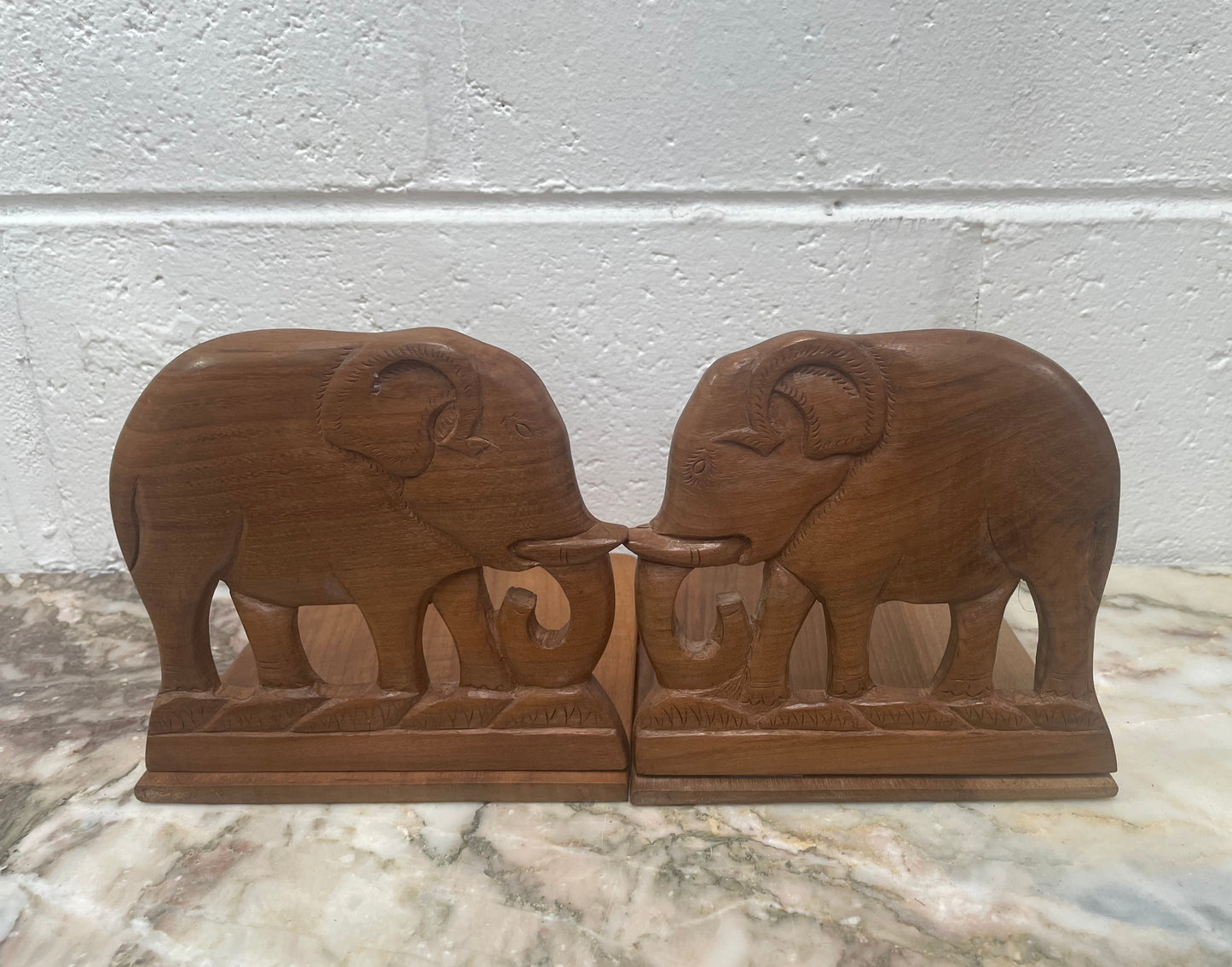 Beautiful pair of Teak Elephant bookends which also fold down. In good original condition and has been sourced locally. Please see photos as they help form part of the description.