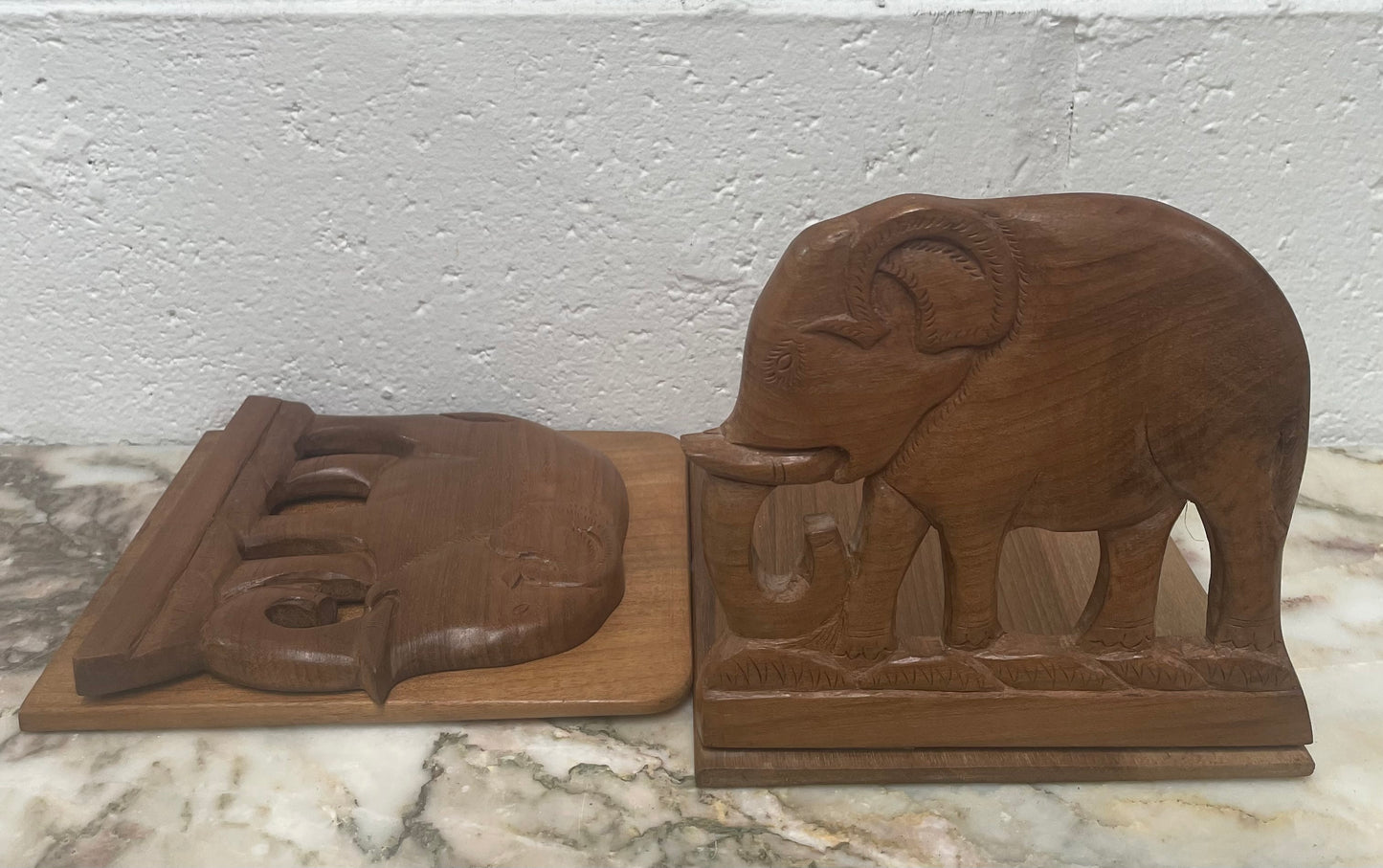 Beautiful pair of Teak Elephant bookends which also fold down. In good original condition and has been sourced locally. Please see photos as they help form part of the description.