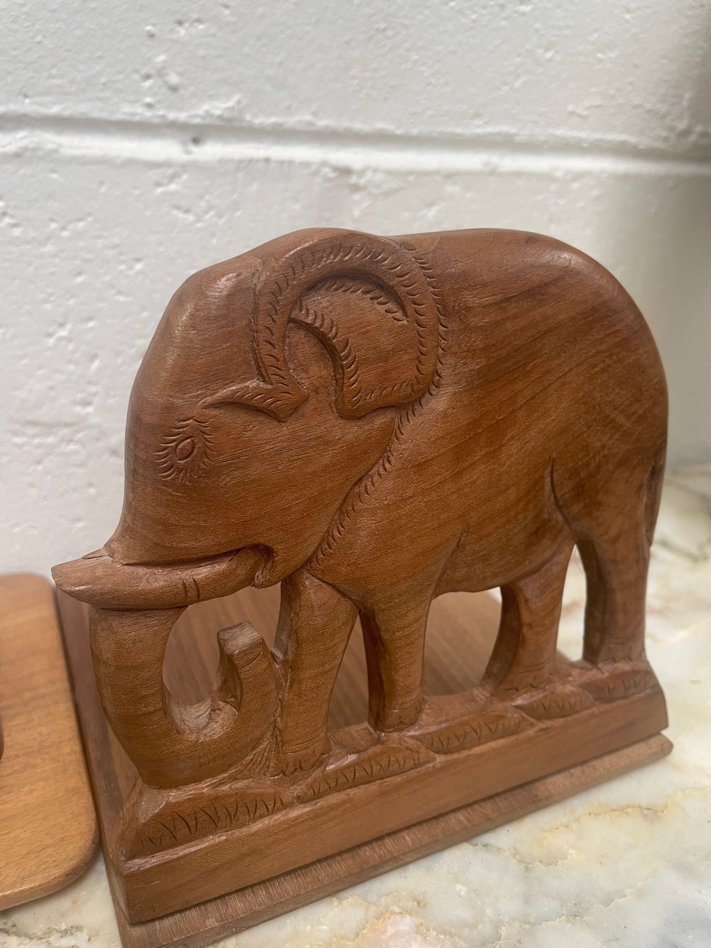 Beautiful pair of Teak Elephant bookends which also fold down. In good original condition and has been sourced locally. Please see photos as they help form part of the description.
