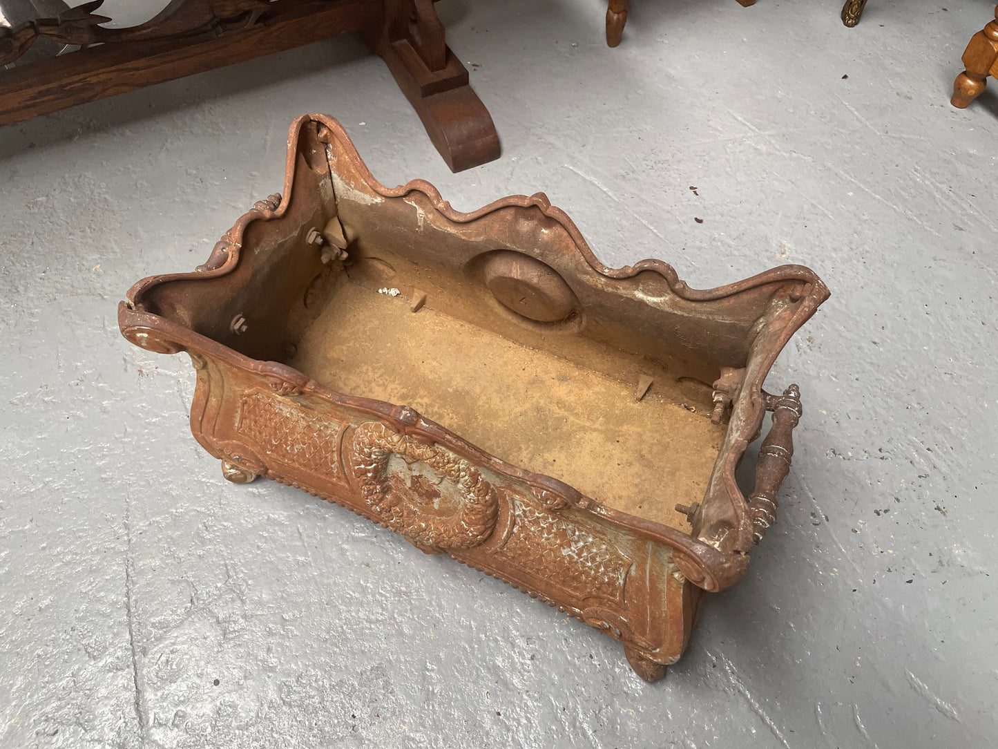 Antique French 19th century cast iron rectangular planter box with lovely details. Please see all photos as they form part of they form part of the description.