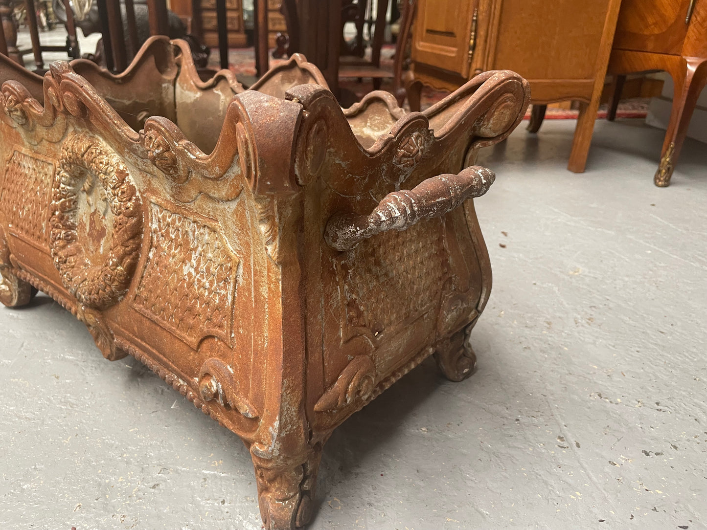 Antique French 19th century cast iron rectangular planter box with lovely details. Please see all photos as they form part of they form part of the description.