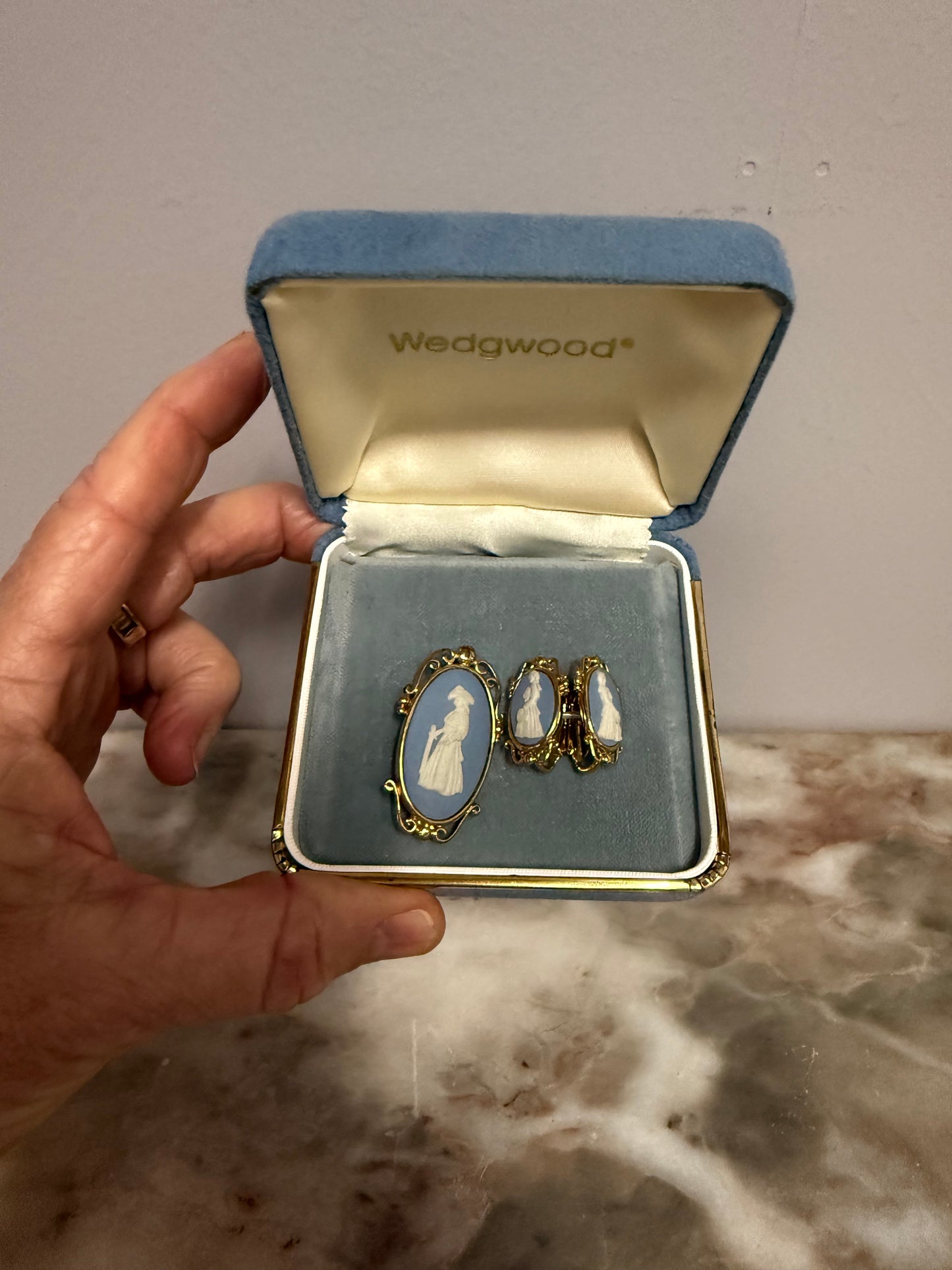 Vintage Wedgwood Pendant / Brooch & Earrings Set In Gold On Silver