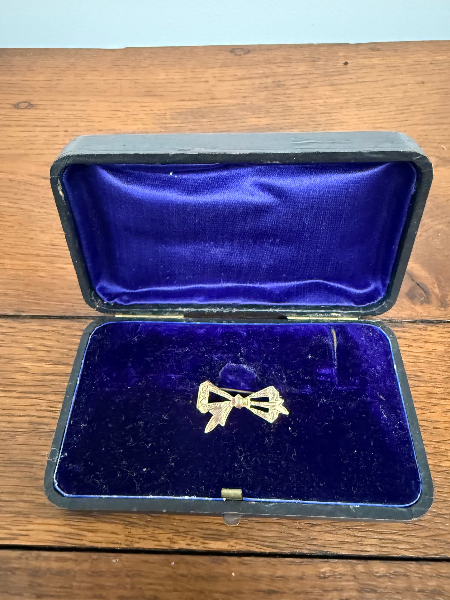 9 Carat Gold Silver Lined Bow Brooch
