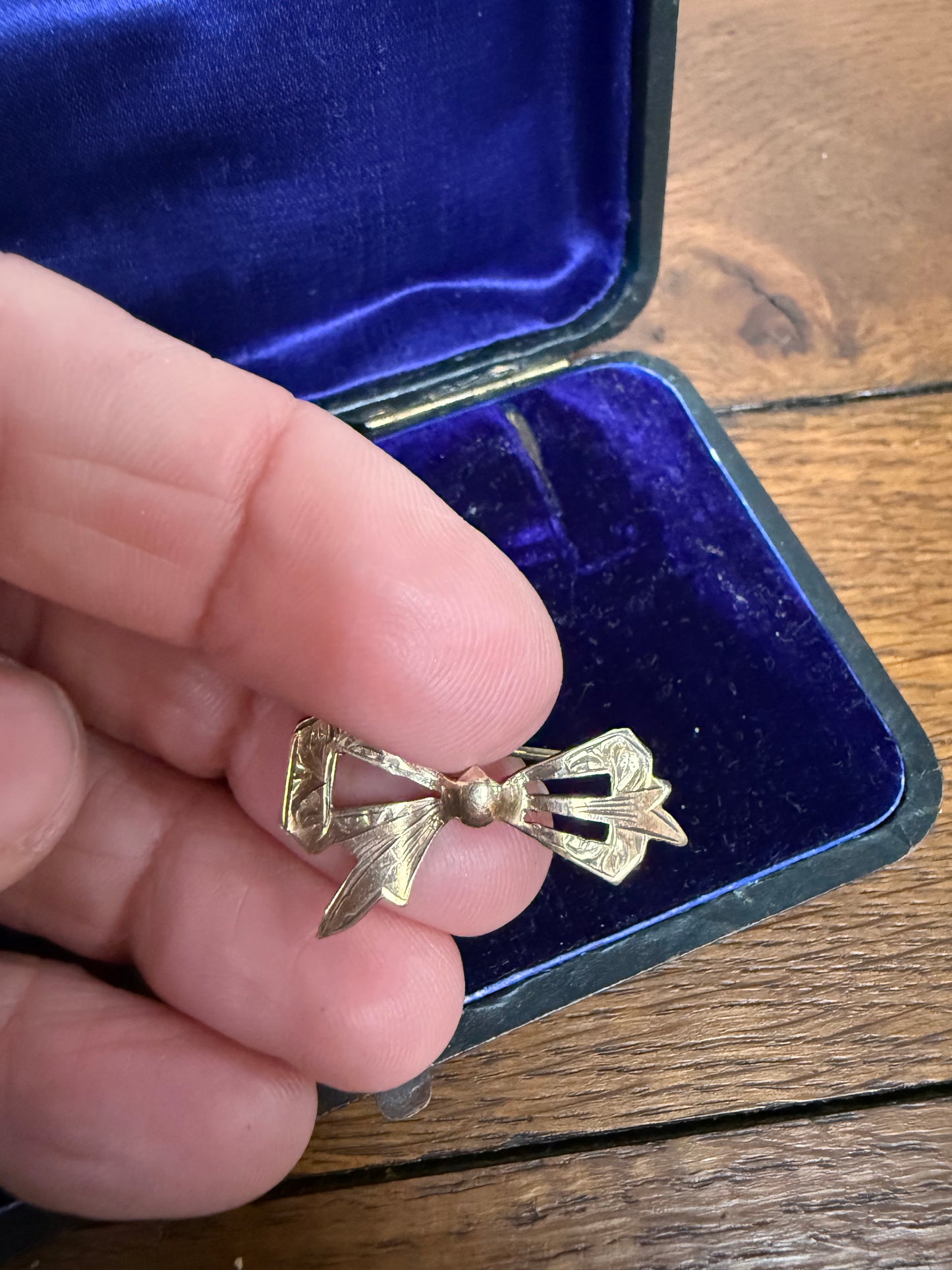 9 Carat Gold Silver Lined Bow Brooch
