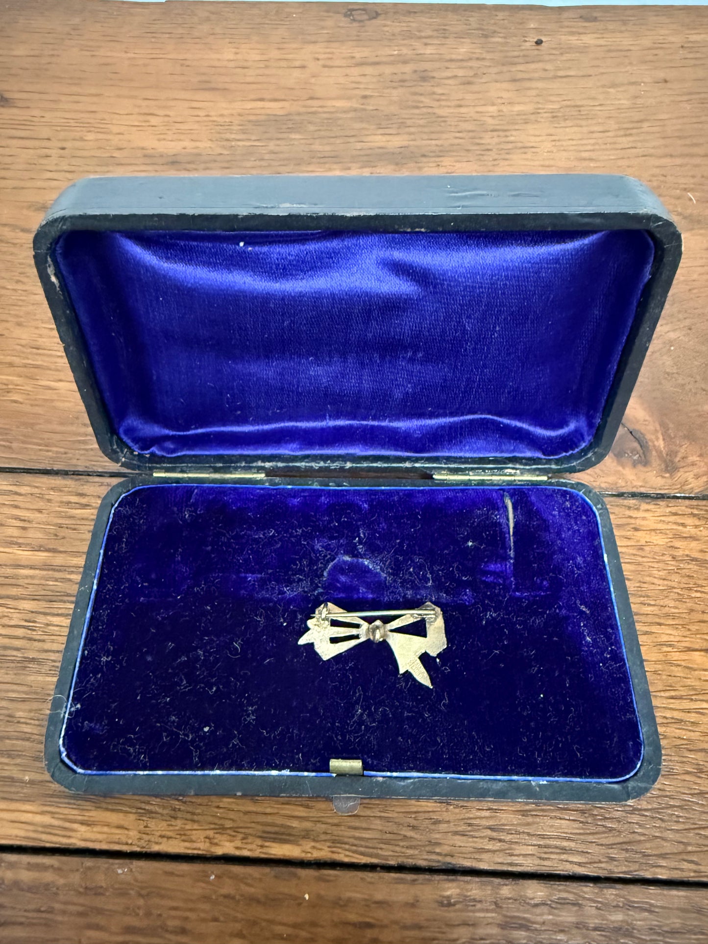 9 Carat Gold Silver Lined Bow Brooch
