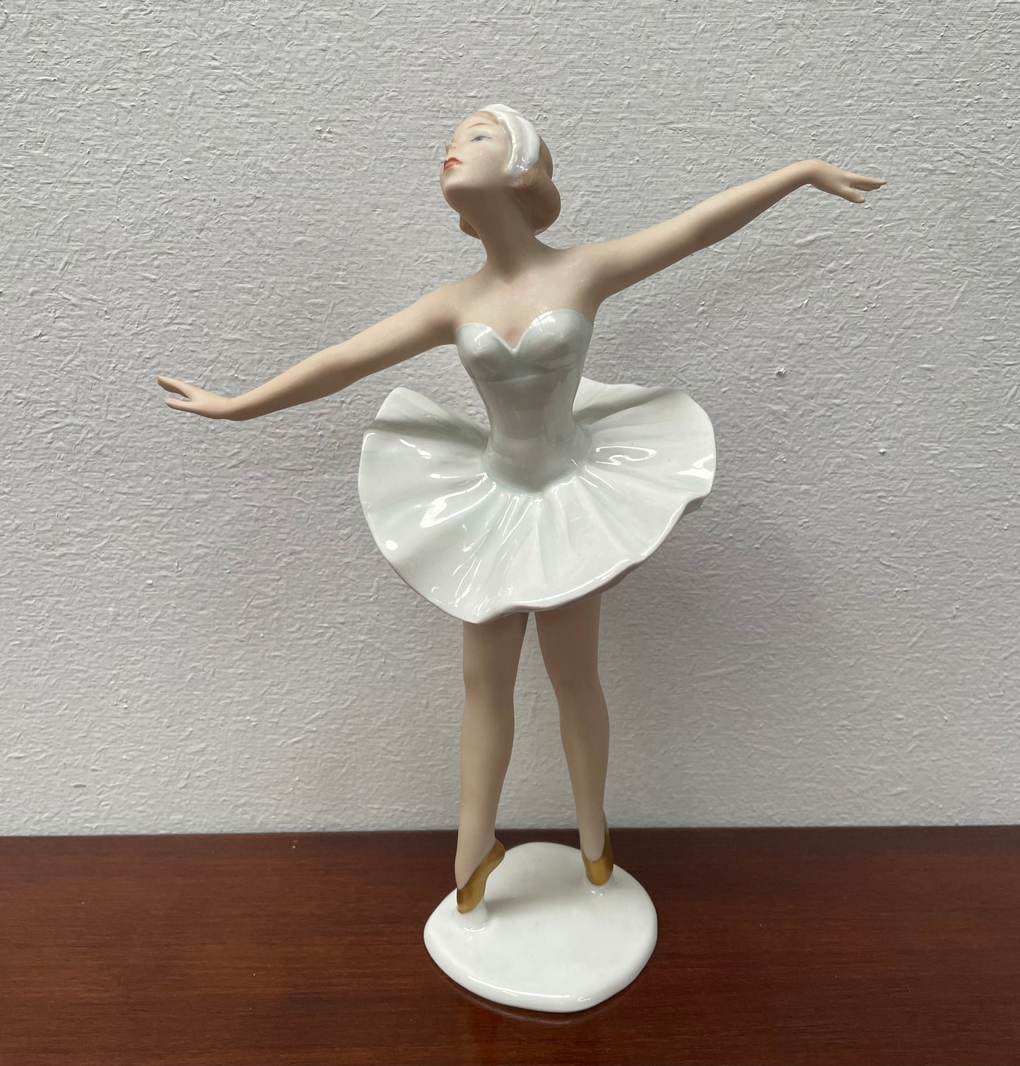 Vintage Wallendorf Standing Ballerina