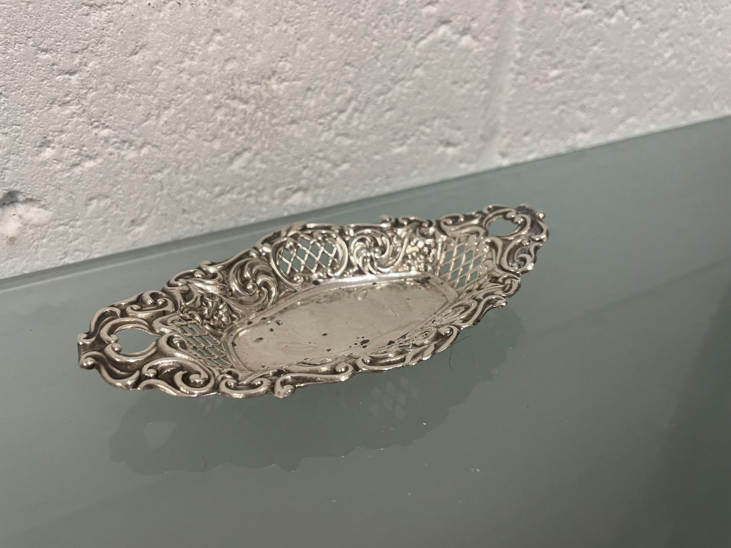 Beautifully designed Birmingham Edwardian sterling silver bon bon dish. In good original condition. Please see photos as they form part of the description.