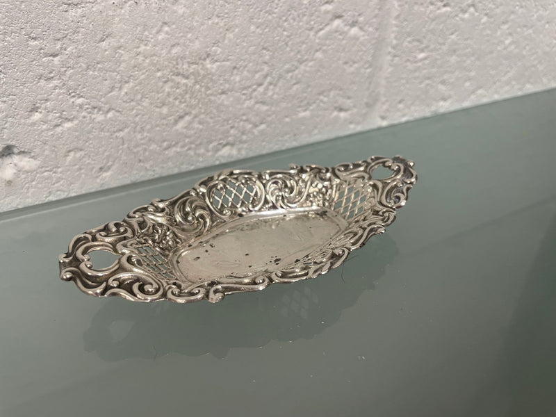 Beautifully designed Birmingham Edwardian sterling silver bon bon dish. In good original condition. Please see photos as they form part of the description.