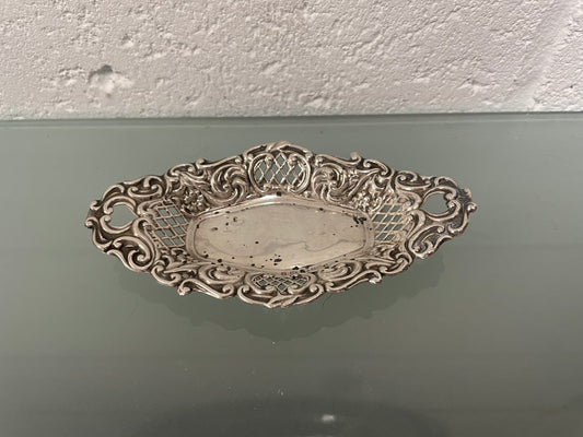 Beautifully designed Birmingham Edwardian sterling silver bon bon dish. In good original condition. Please see photos as they form part of the description.