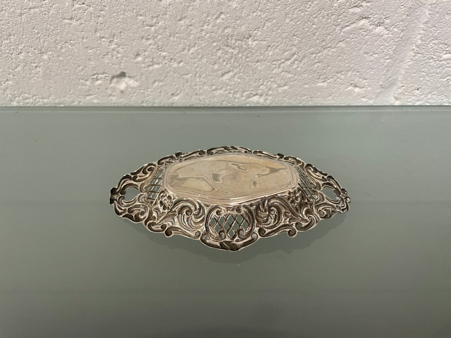Beautifully designed Birmingham Edwardian sterling silver bon bon dish. In good original condition. Please see photos as they form part of the description.