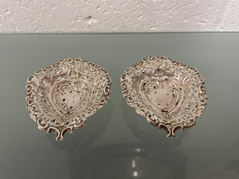 Pretty pair of Edwardian sterling silver bon bon dishes in the shape of hearts and on feet. In good original condition, Please see photos as they form part of the description.