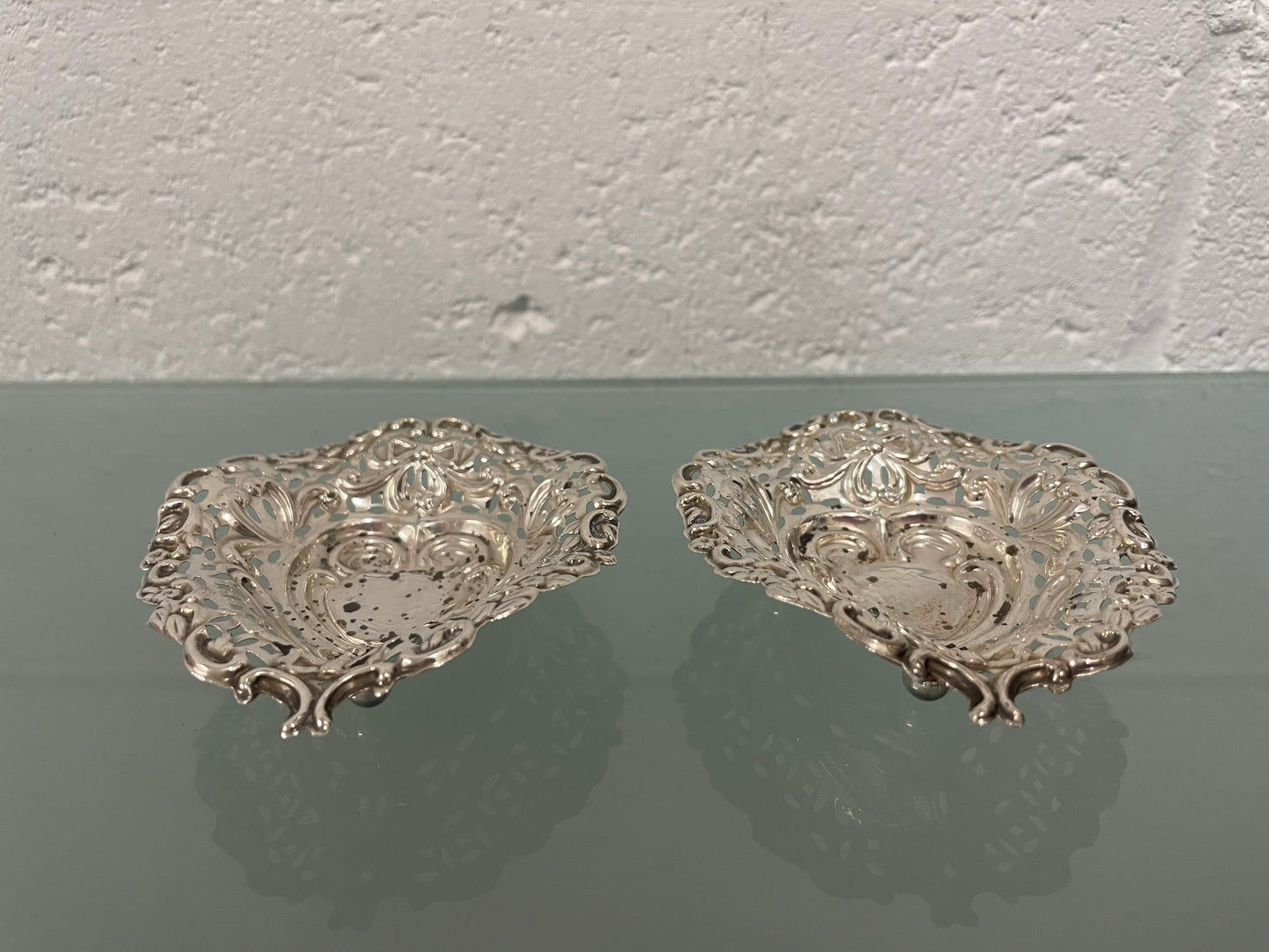 Pretty pair of Edwardian sterling silver bon bon dishes in the shape of hearts and on feet. In good original condition, Please see photos as they form part of the description.