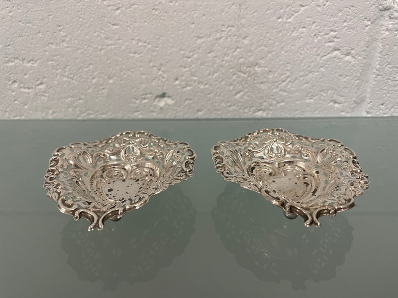 Pretty pair of Edwardian sterling silver bon bon dishes in the shape of hearts and on feet. In good original condition, Please see photos as they form part of the description.