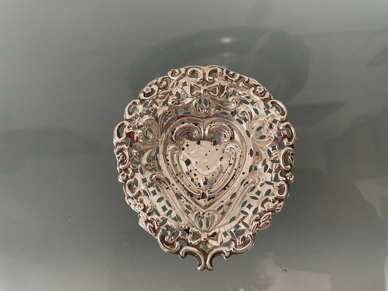 Pretty pair of Edwardian sterling silver bon bon dishes in the shape of hearts and on feet. In good original condition, Please see photos as they form part of the description.