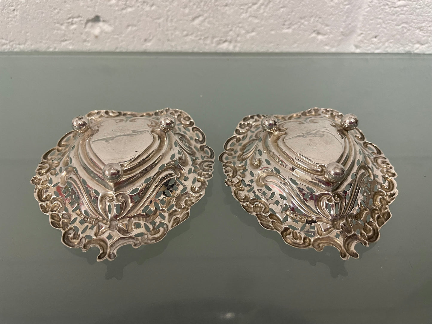 Pretty pair of Edwardian sterling silver bon bon dishes in the shape of hearts and on feet. In good original condition, Please see photos as they form part of the description.