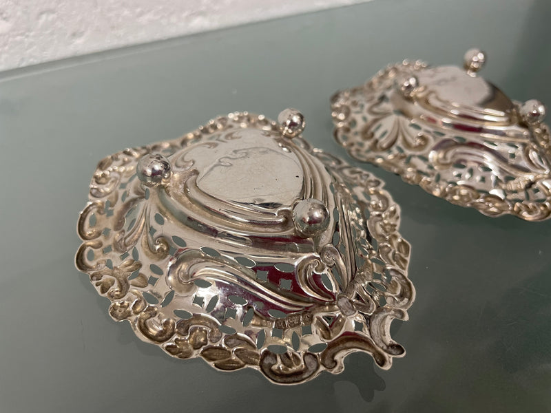 Pretty pair of Edwardian sterling silver bon bon dishes in the shape of hearts and on feet. In good original condition, Please see photos as they form part of the description.
