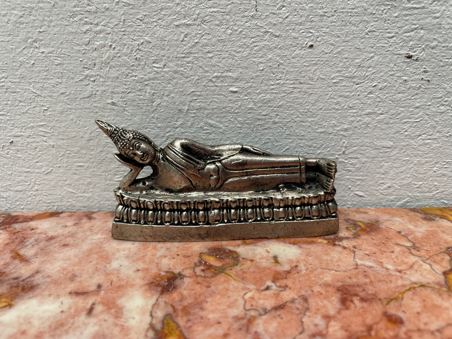 Thailand Vintage silver statue of buddha laying down. 121 grams in weight. It has been sourced locally and is in good original condition.