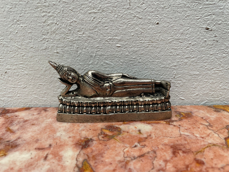 Thailand Vintage silver statue of buddha laying down. 121 grams in weight. It has been sourced locally and is in good original condition.
