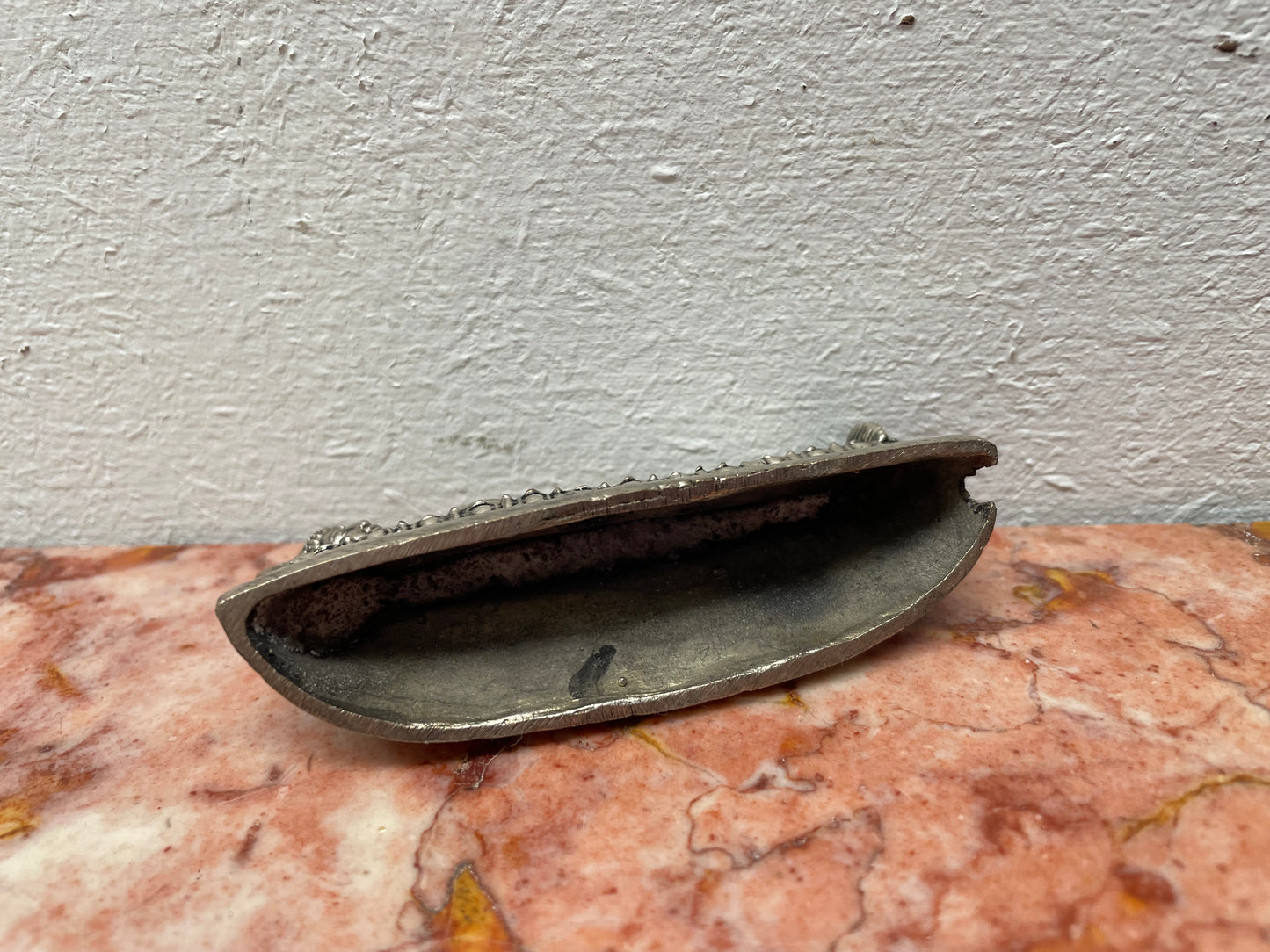 Thailand Vintage silver statue of buddha laying down. 121 grams in weight. It has been sourced locally and is in good original condition.