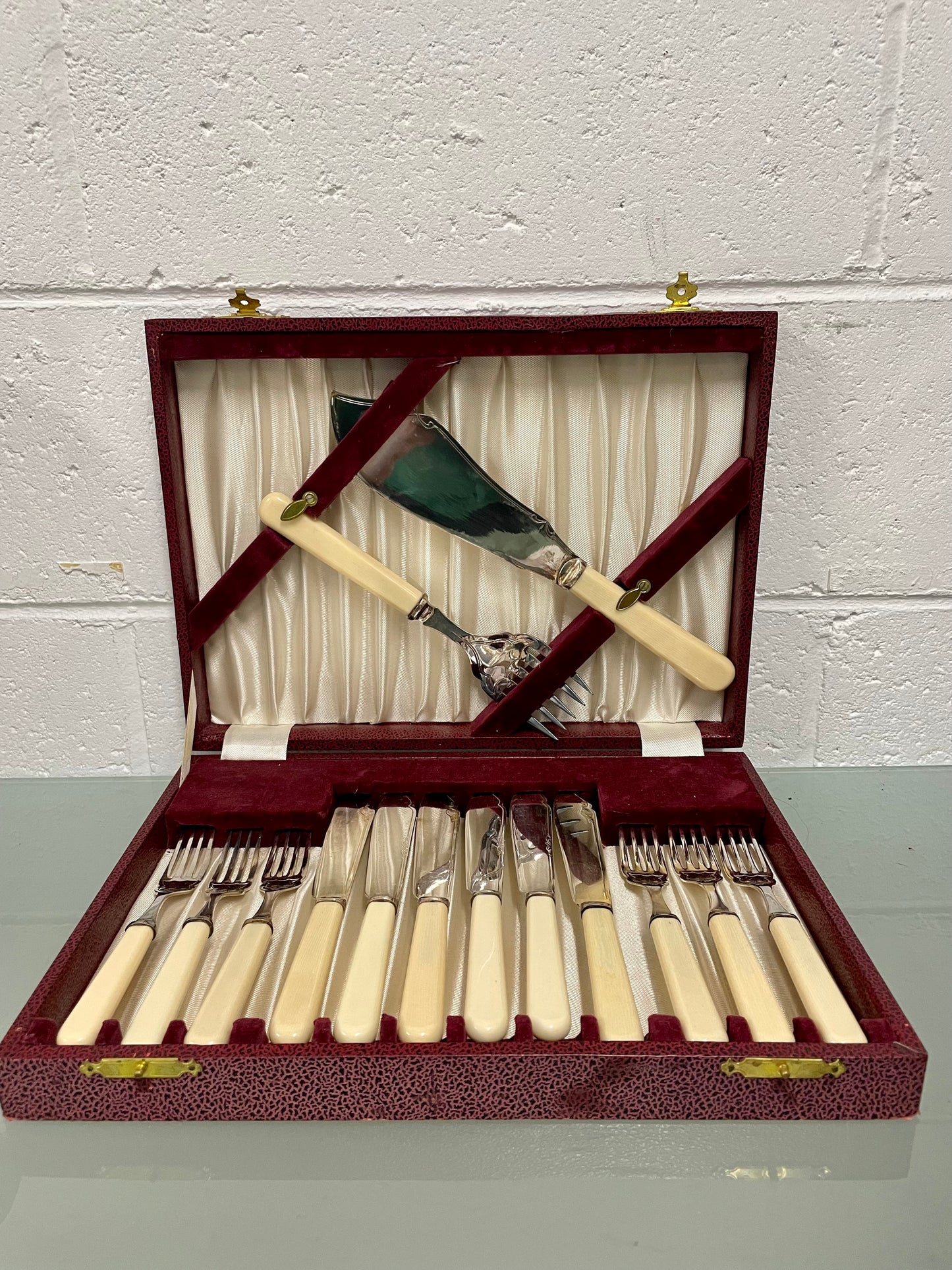 Hard to Find Vintage Bone Handed Fish Service Cutlery Set In Box