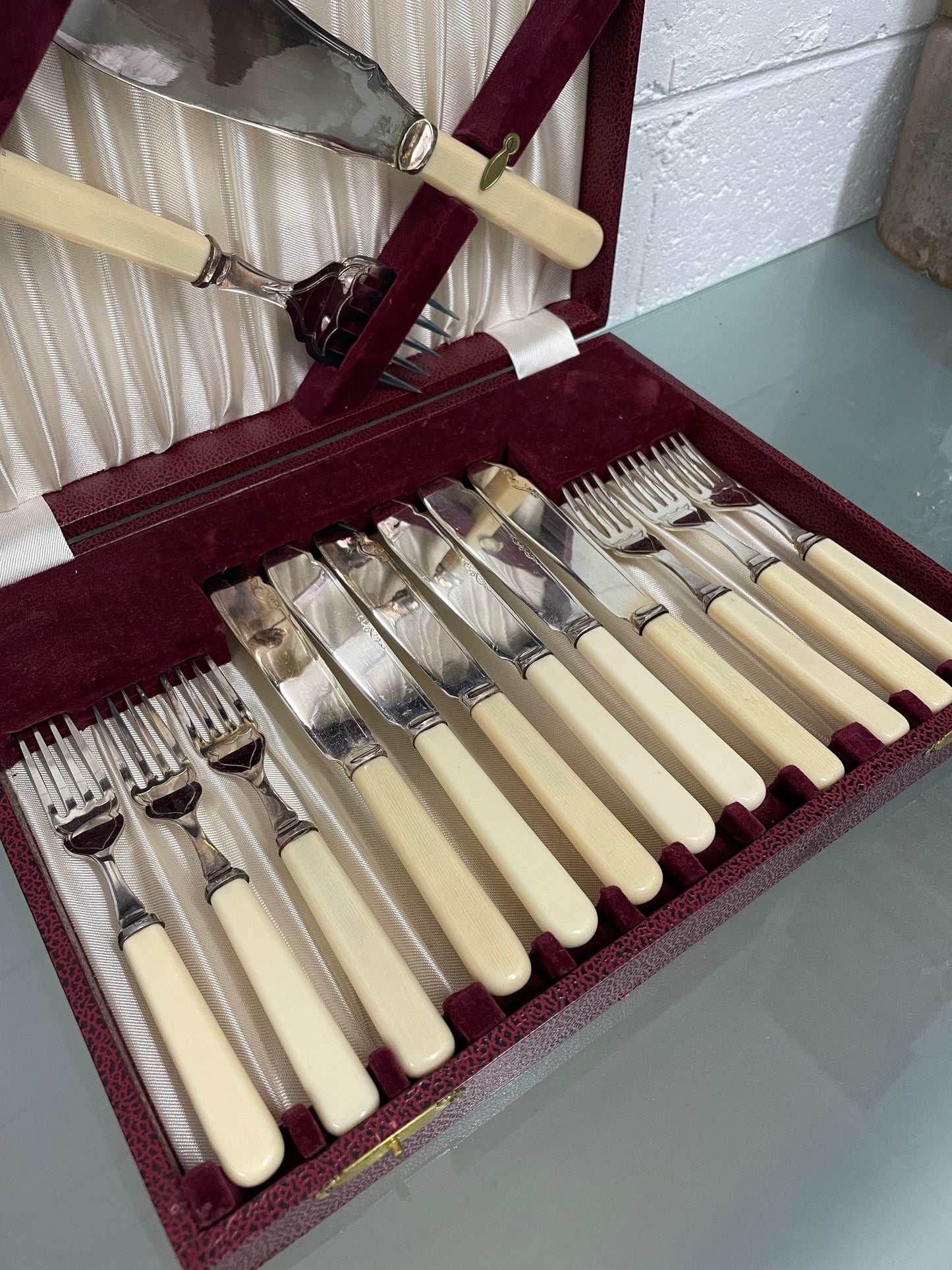 Hard to Find Vintage Bone Handed Fish Service Cutlery Set In Box