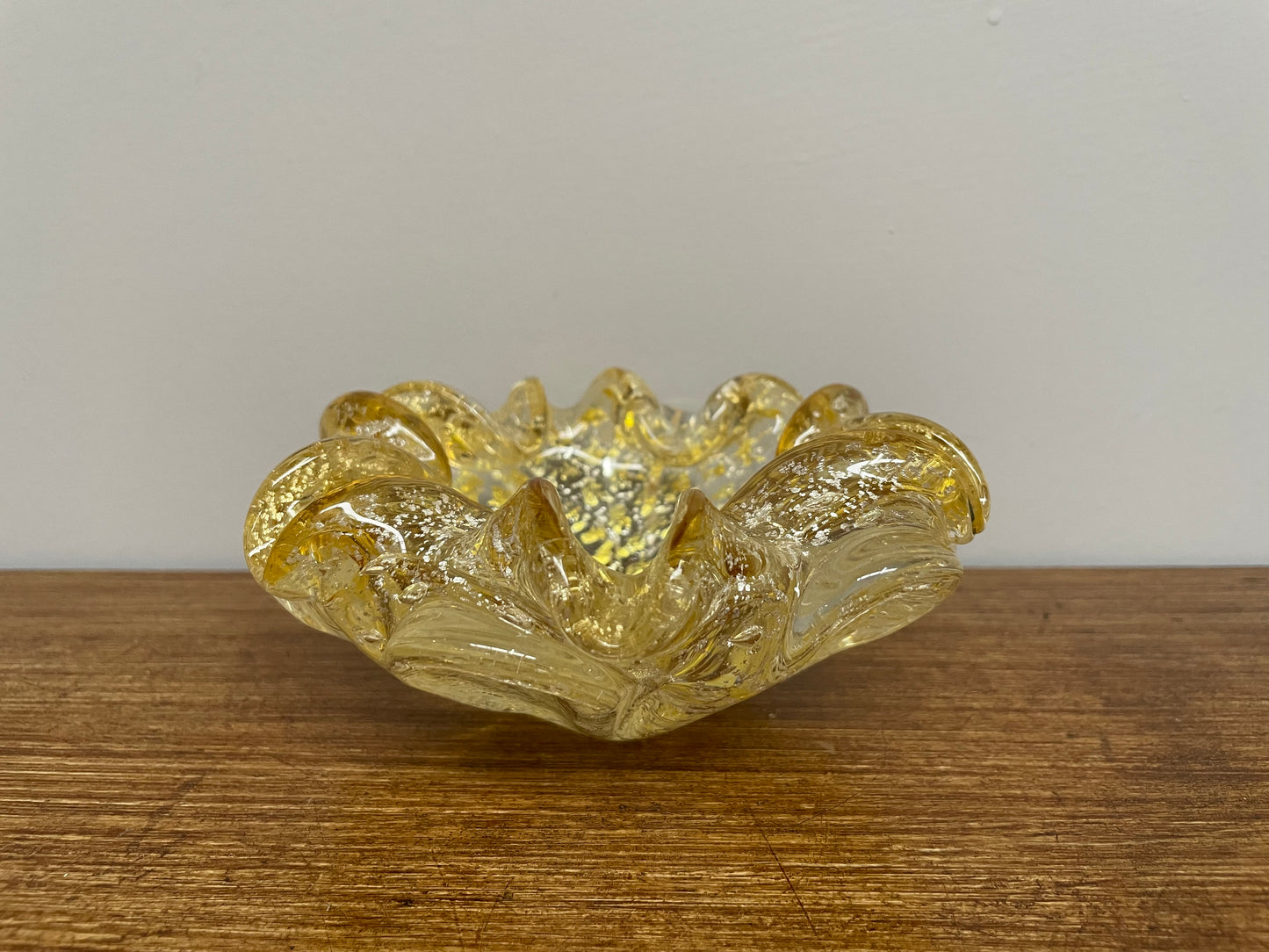Very attractive yellow glass vintage bowl with gold aventurine. In good original condition. Please see photos as they form part of the description and condition.