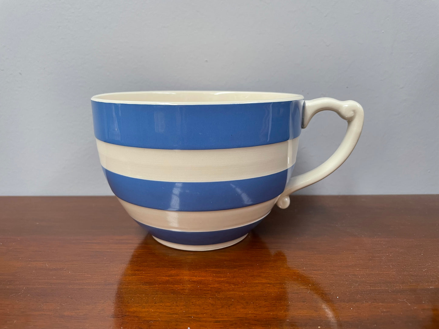 T G GREEN Blue & White Very Large Breakfast Cup
