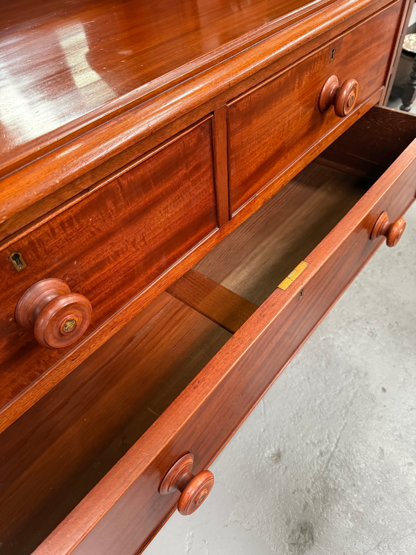 Victorian Mahogany Duchess Chest In Excellent Condition