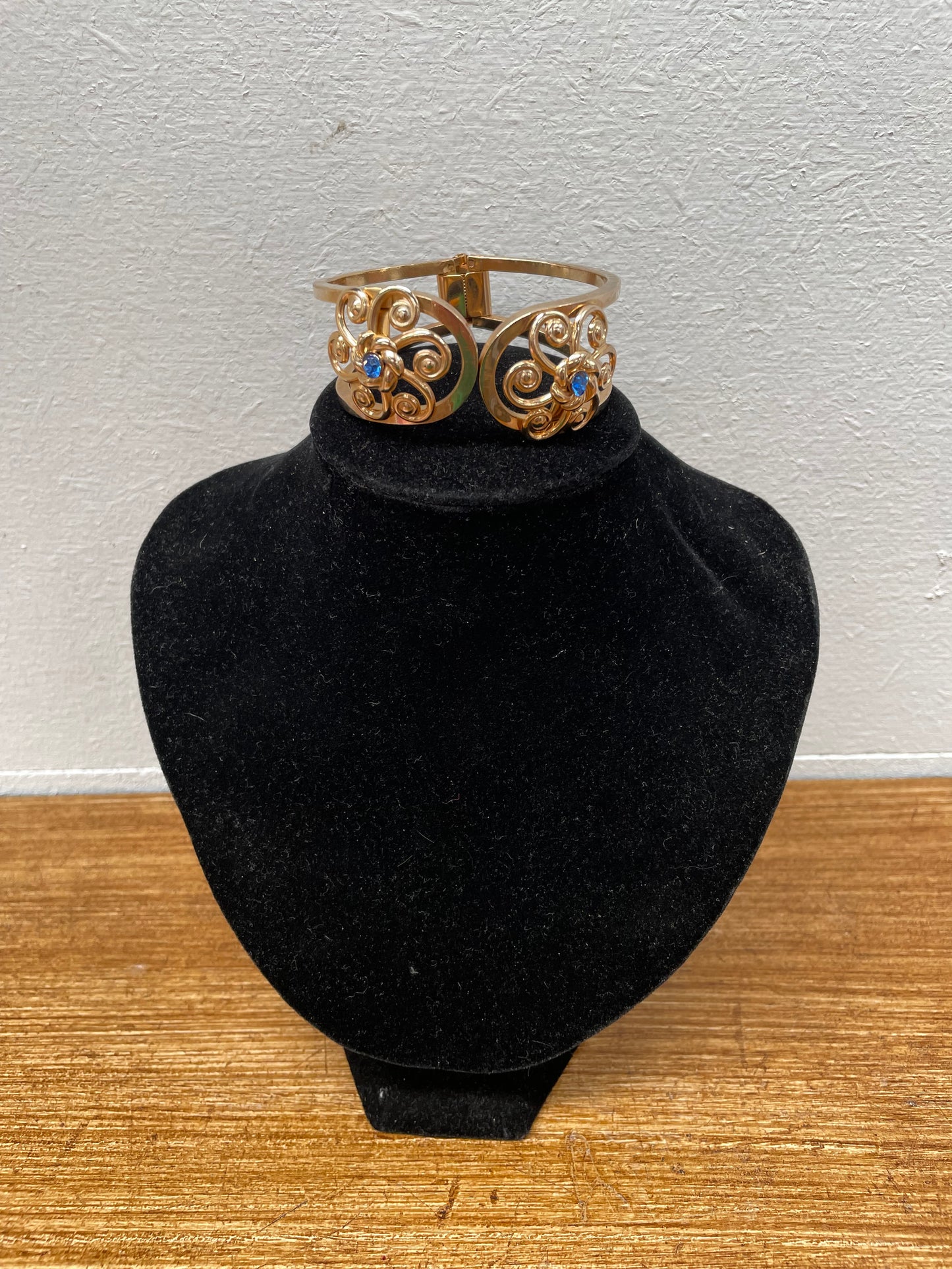 Vintage Gilt Metal Hinged Bracelet With Blue Stone