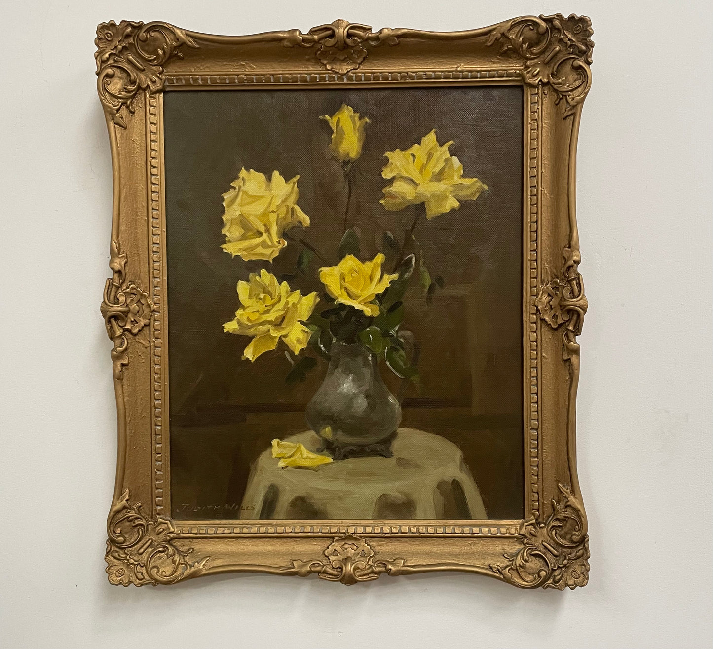 Stunning oil on canvas on board of yellow roses and in a pretty ornate frame. Signed by Australian Artist "Judith Wills". In good original detailed condition. Please view photos as they help form part of the description. *Please note measurements are of frame.