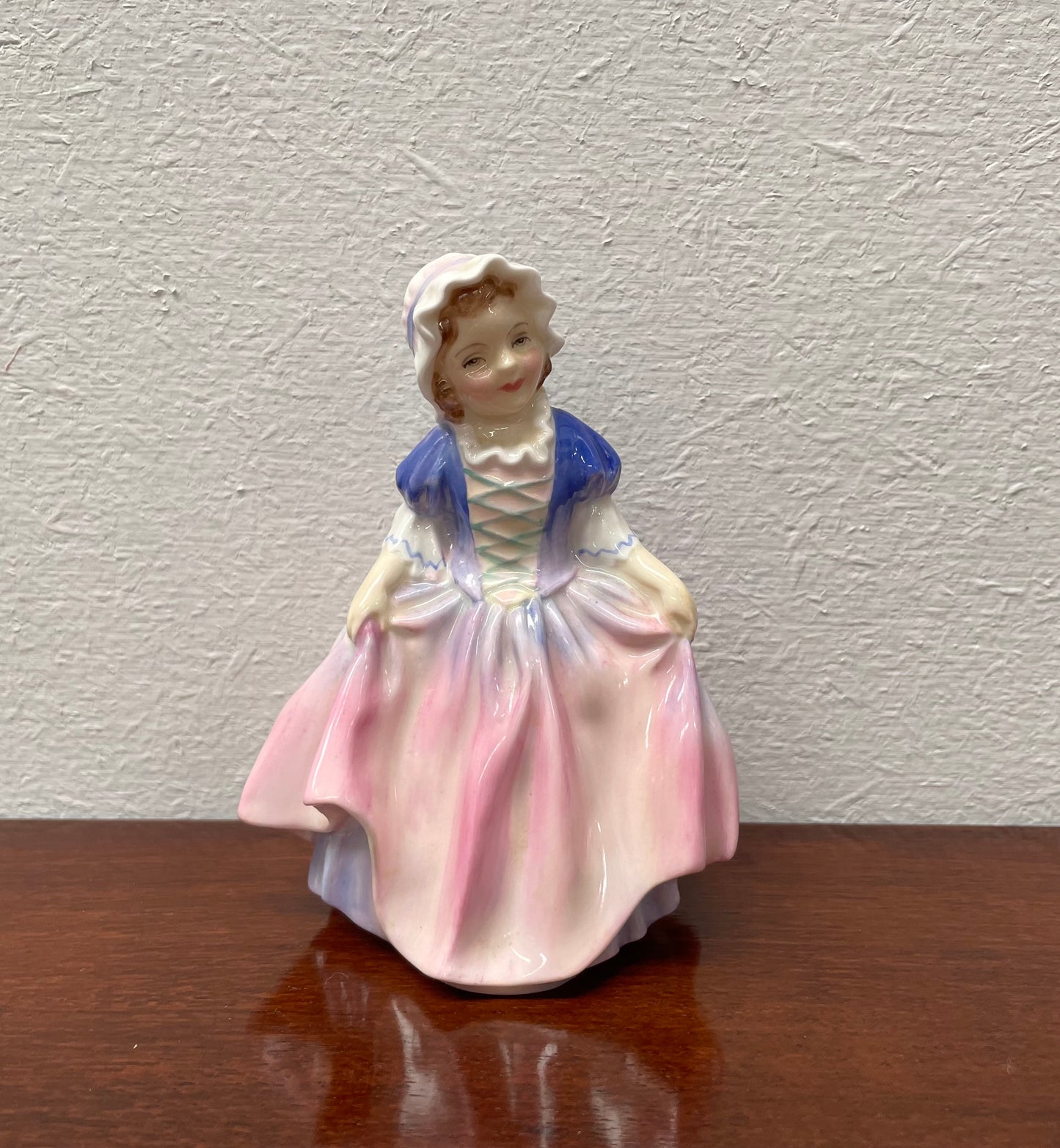 Lovely Royal Doulton 'Dinky Do' girl figurine with stamp to the base. It is in good original condition. Please see photos as they form part of the description.