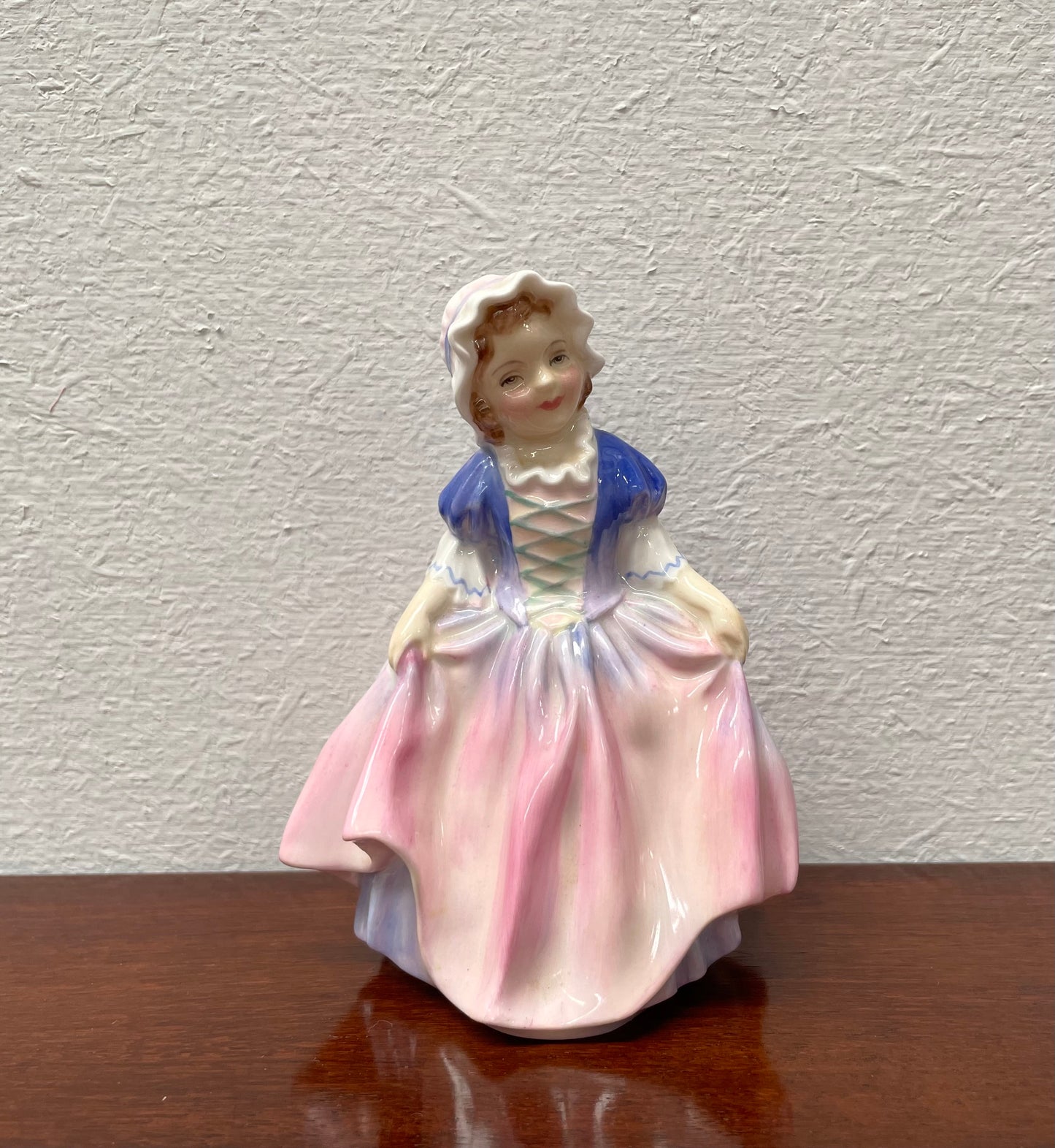 Lovely Royal Doulton 'Dinky Do' girl figurine with stamp to the base. It is in good original condition. Please see photos as they form part of the description.