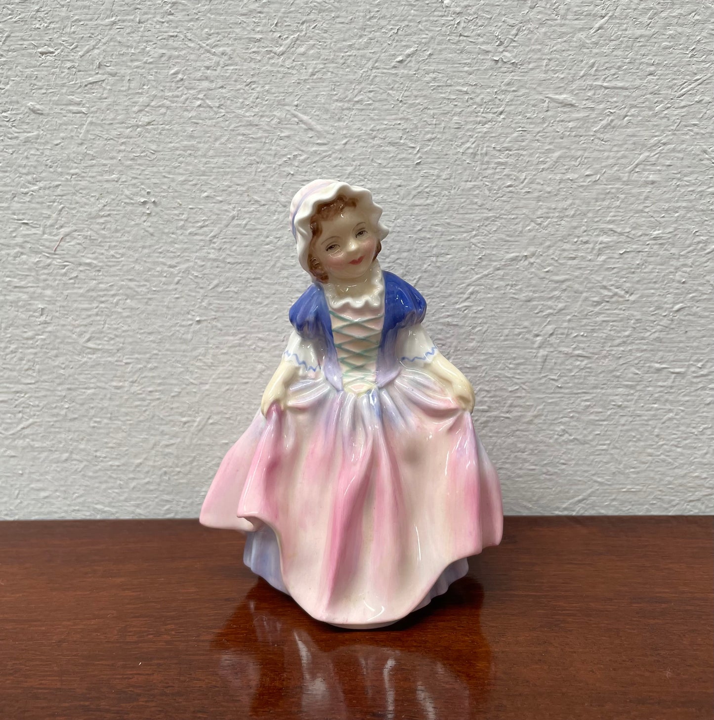 Lovely Royal Doulton 'Dinky Do' girl figurine with stamp to the base. It is in good original condition. Please see photos as they form part of the description.