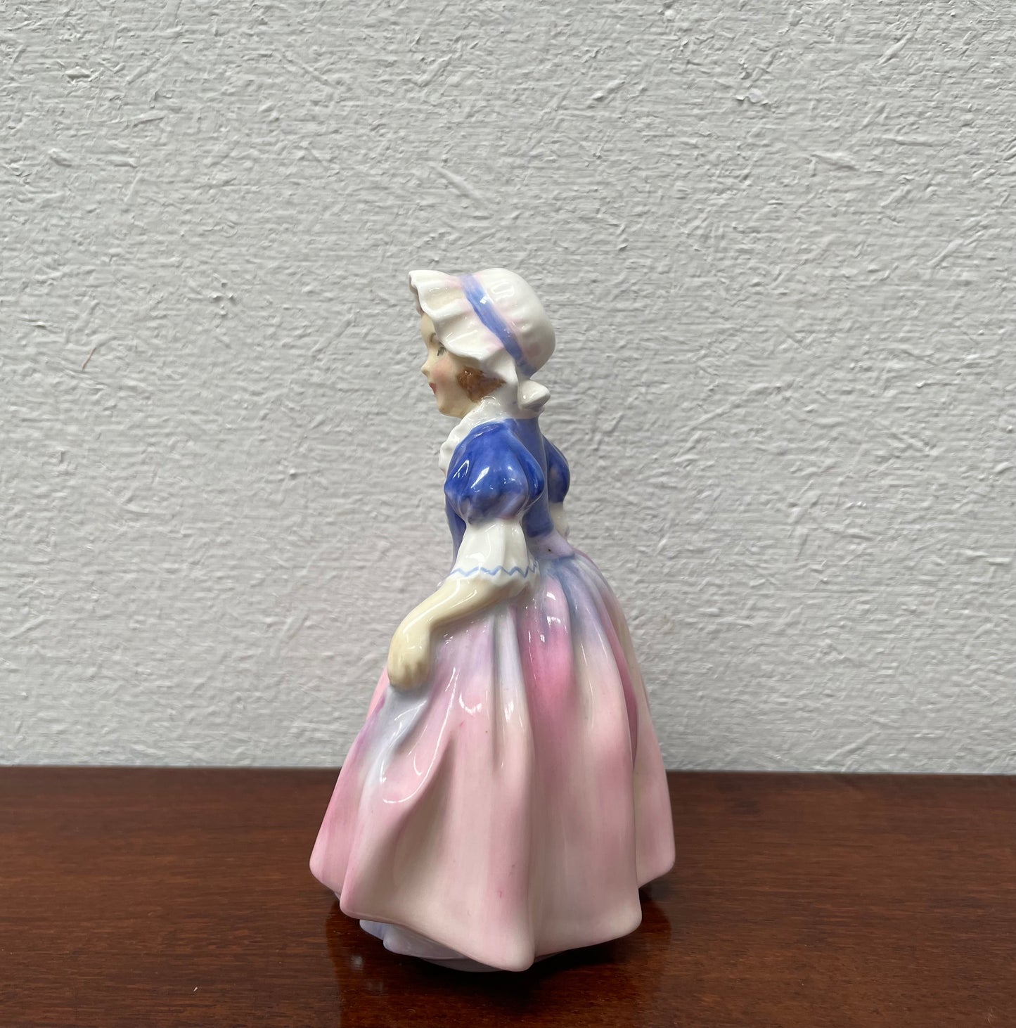 Lovely Royal Doulton 'Dinky Do' girl figurine with stamp to the base. It is in good original condition. Please see photos as they form part of the description.