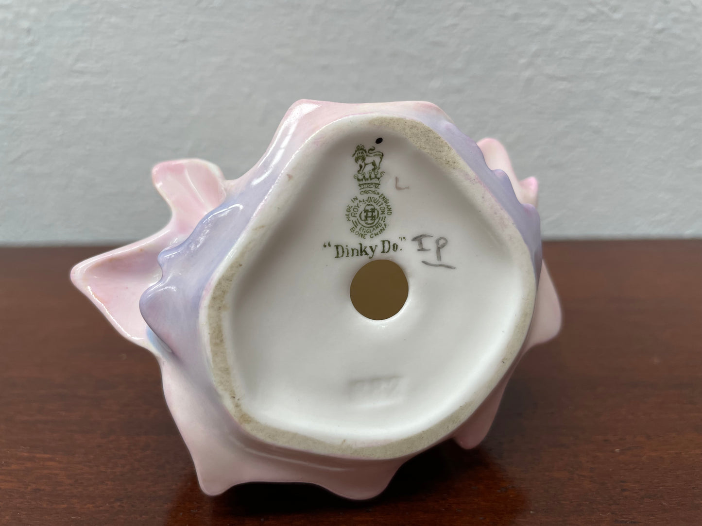 Lovely Royal Doulton 'Dinky Do' girl figurine with stamp to the base. It is in good original condition. Please see photos as they form part of the description.
