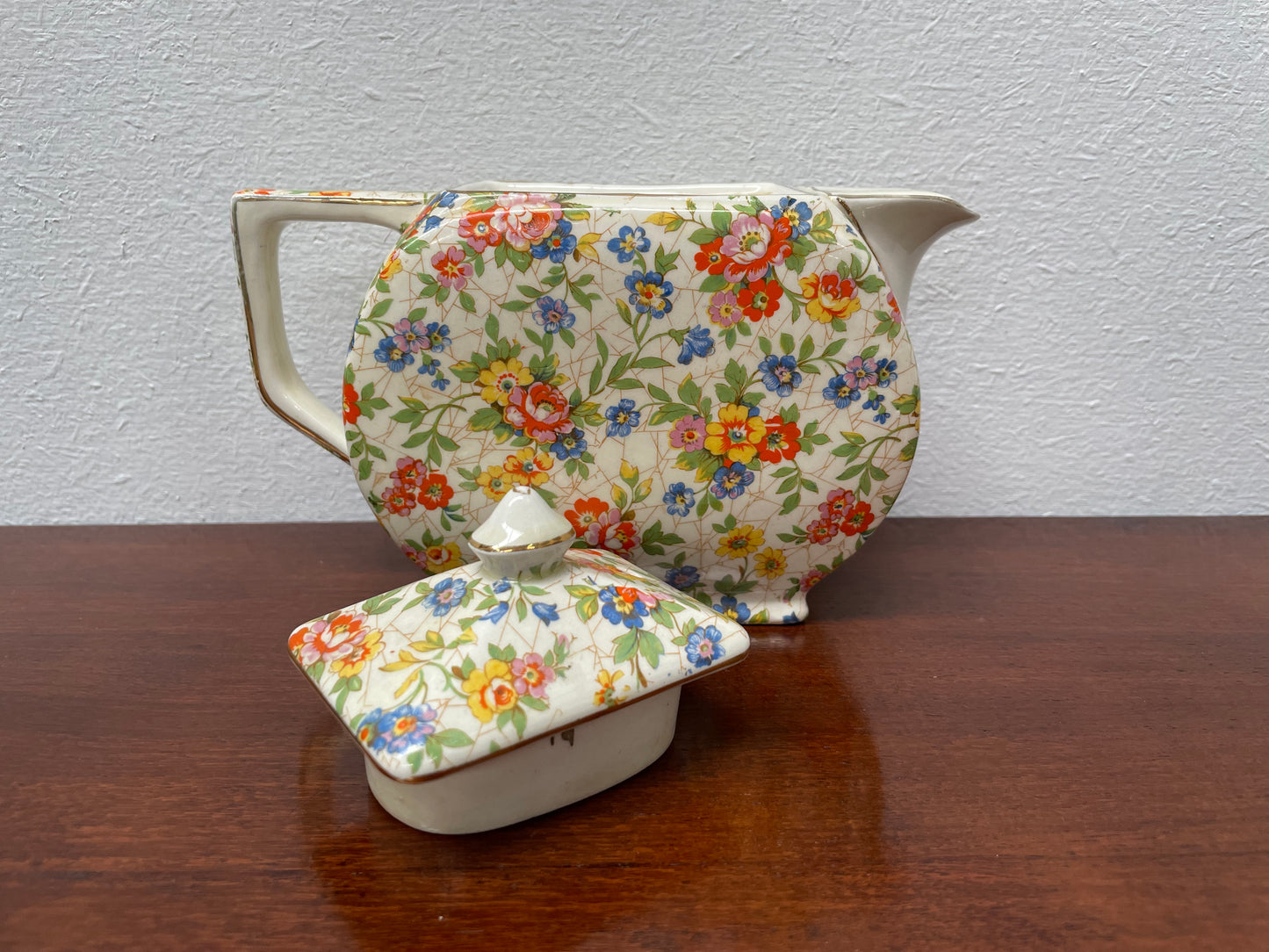 Empire made in England teapot With floral pattern. Marked underneath and is in good original used condition with no chips. Please view photos as they help form part of the description.