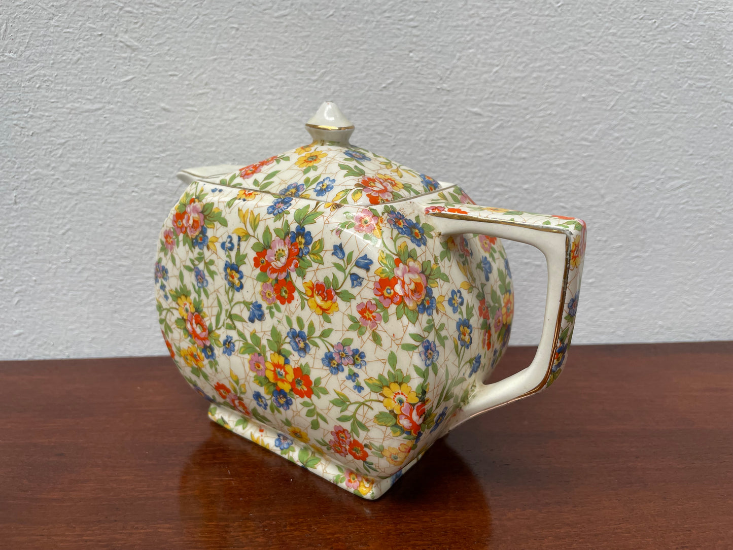Empire made in England teapot With floral pattern. Marked underneath and is in good original used condition with no chips. Please view photos as they help form part of the description.