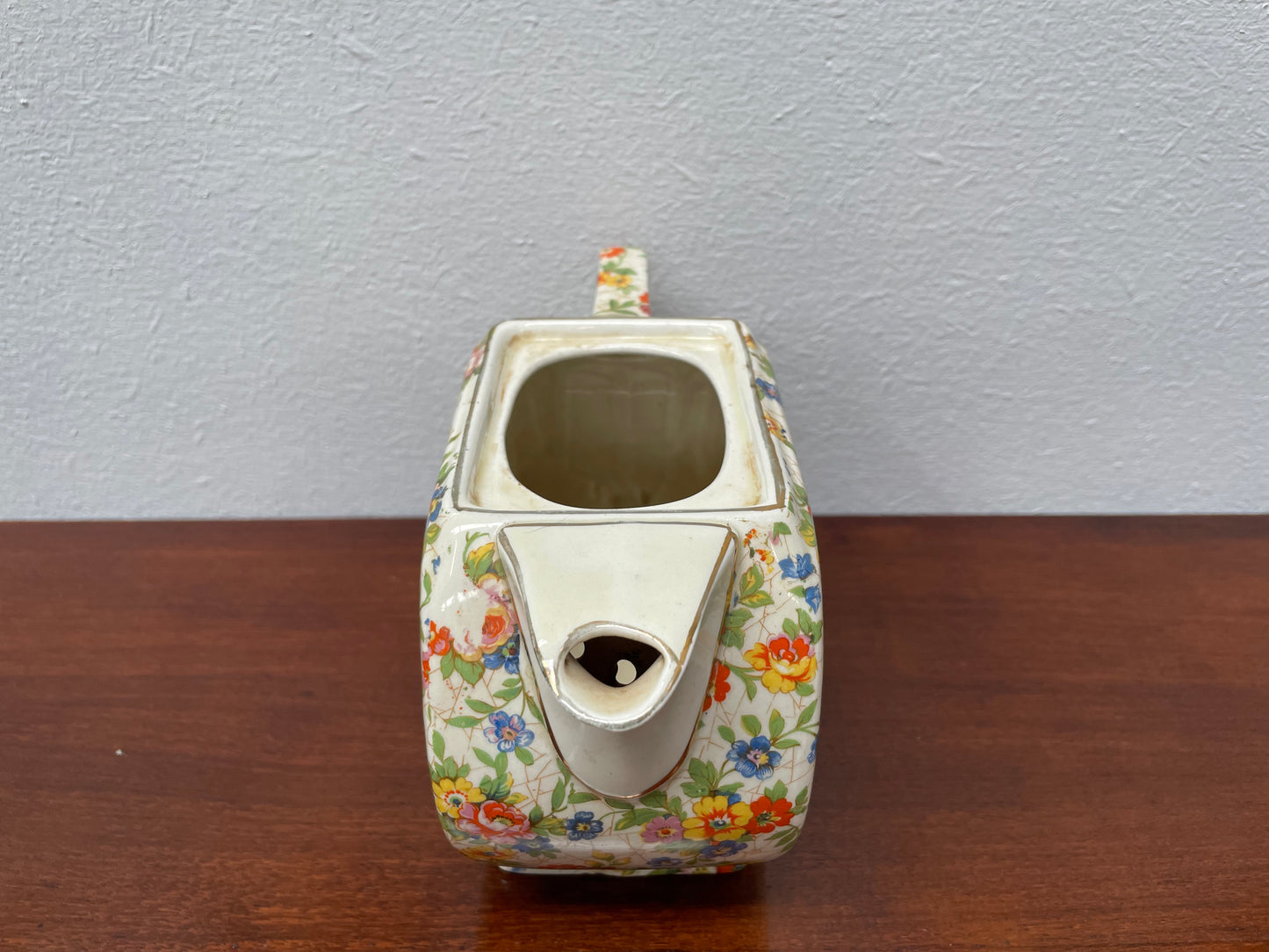 Empire made in England teapot With floral pattern. Marked underneath and is in good original used condition with no chips. Please view photos as they help form part of the description.