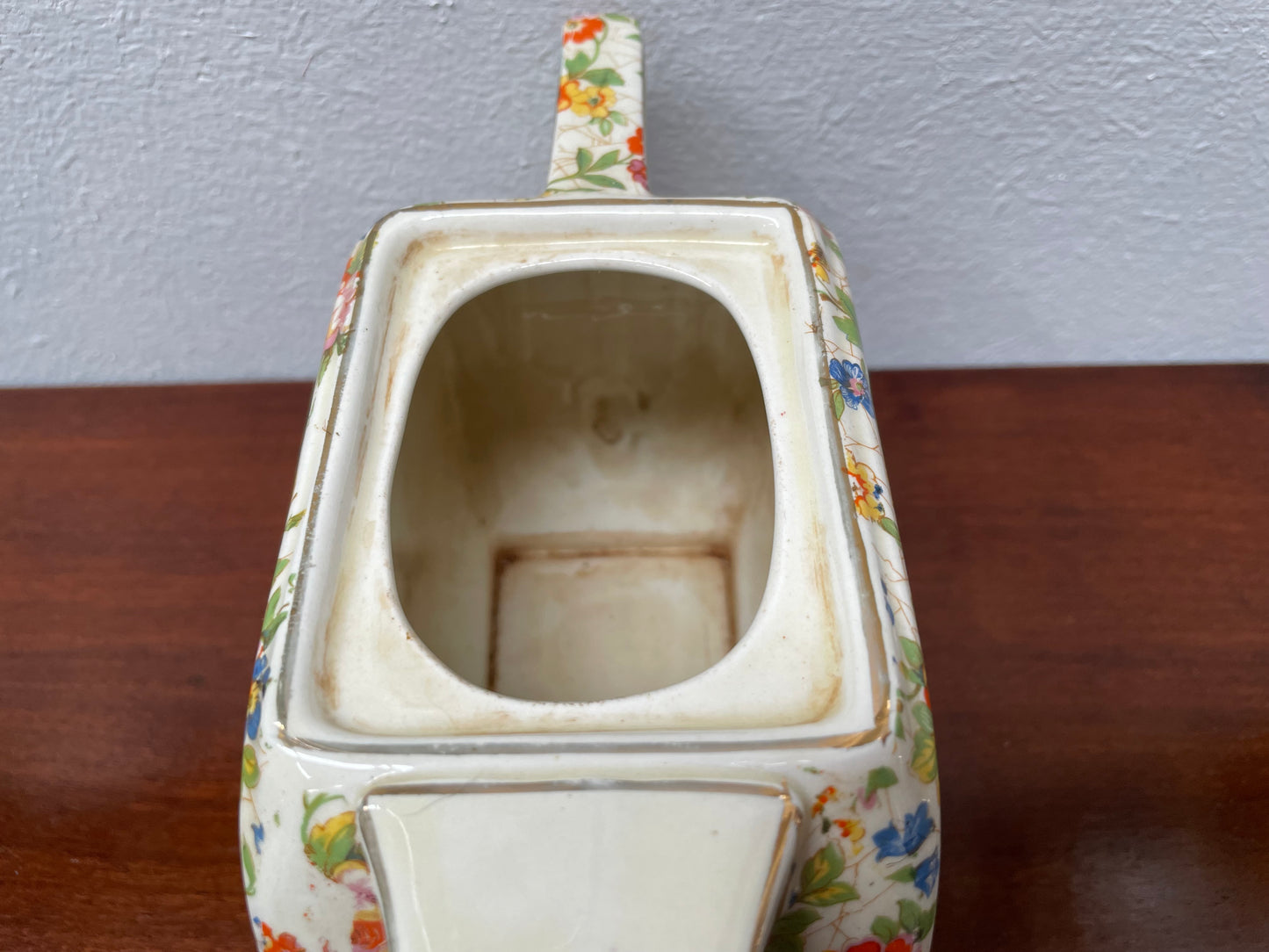 Empire made in England teapot With floral pattern. Marked underneath and is in good original used condition with no chips. Please view photos as they help form part of the description.