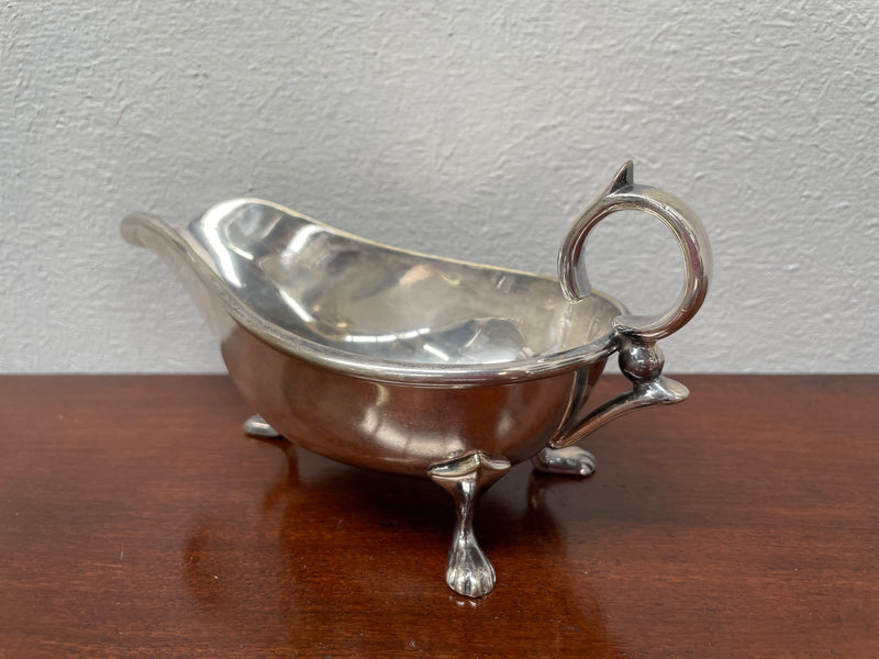 Lovely vintage gravy boat with decorated feet and handle. It is in good original condition. Please see photos as they form part of the description.