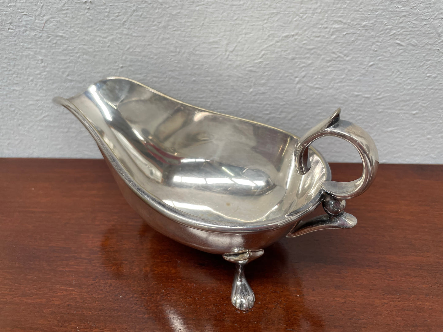 Lovely vintage gravy boat with decorated feet and handle. It is in good original condition. Please see photos as they form part of the description.