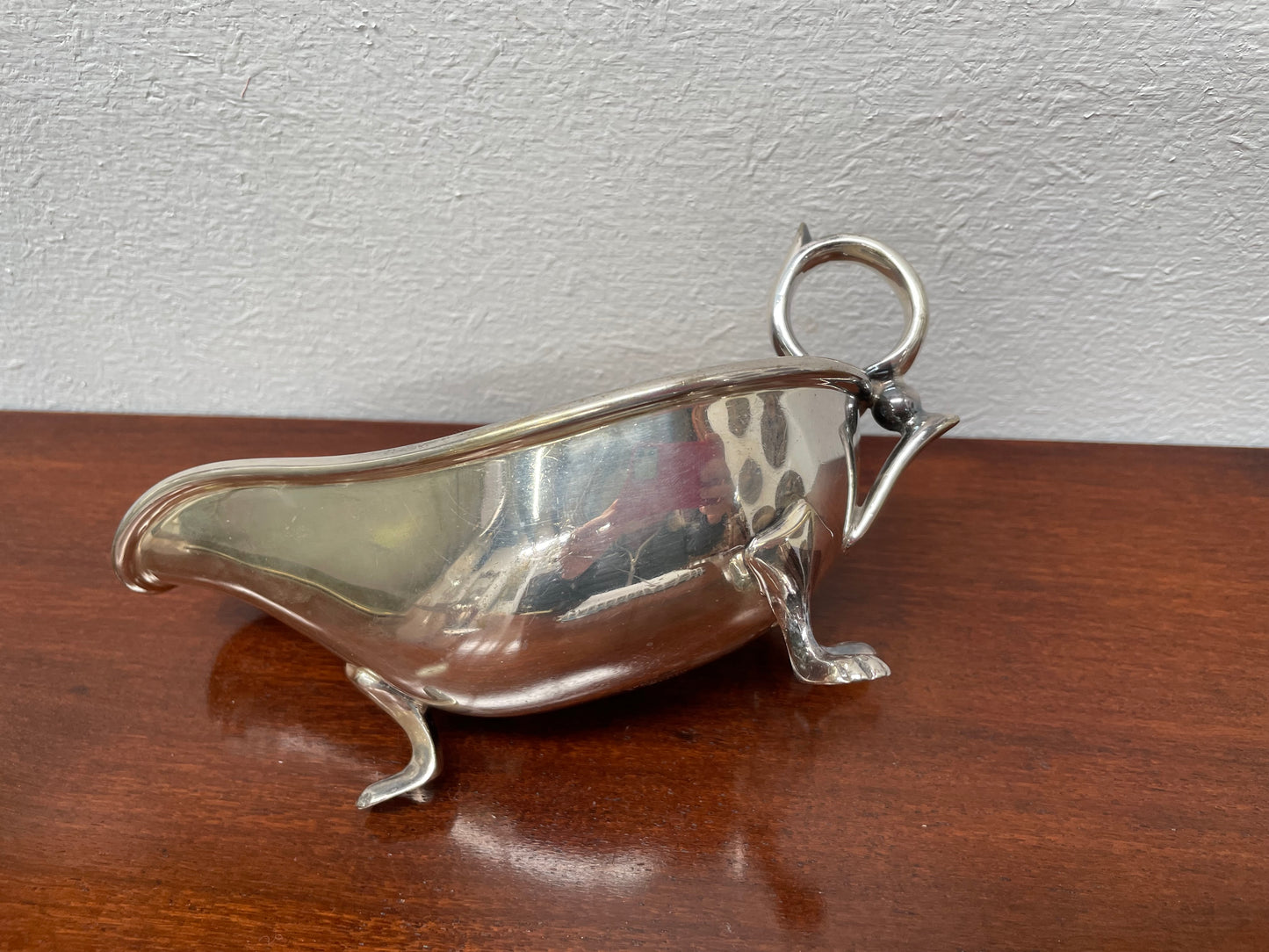 Lovely vintage gravy boat with decorated feet and handle. It is in good original condition. Please see photos as they form part of the description.