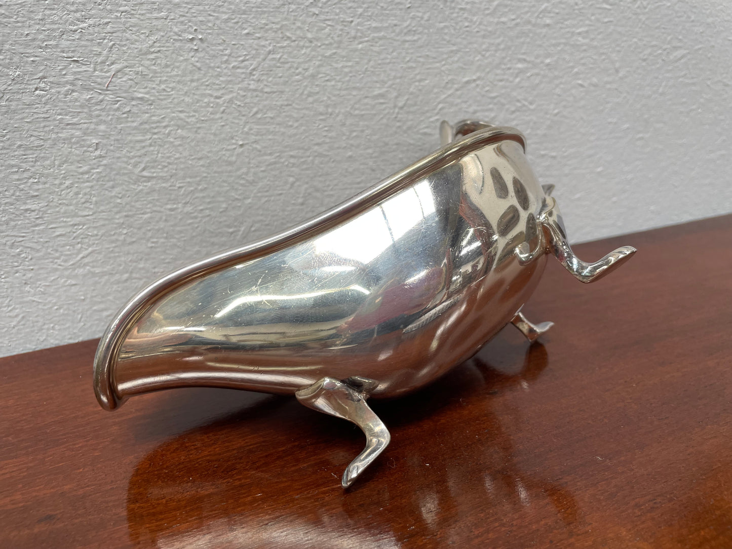 Lovely vintage gravy boat with decorated feet and handle. It is in good original condition. Please see photos as they form part of the description.