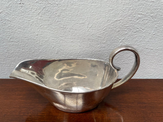 Petite vintage gravy pot with stamp/mark on the base. It is in good original condition. Please see photos as they form part of the description.