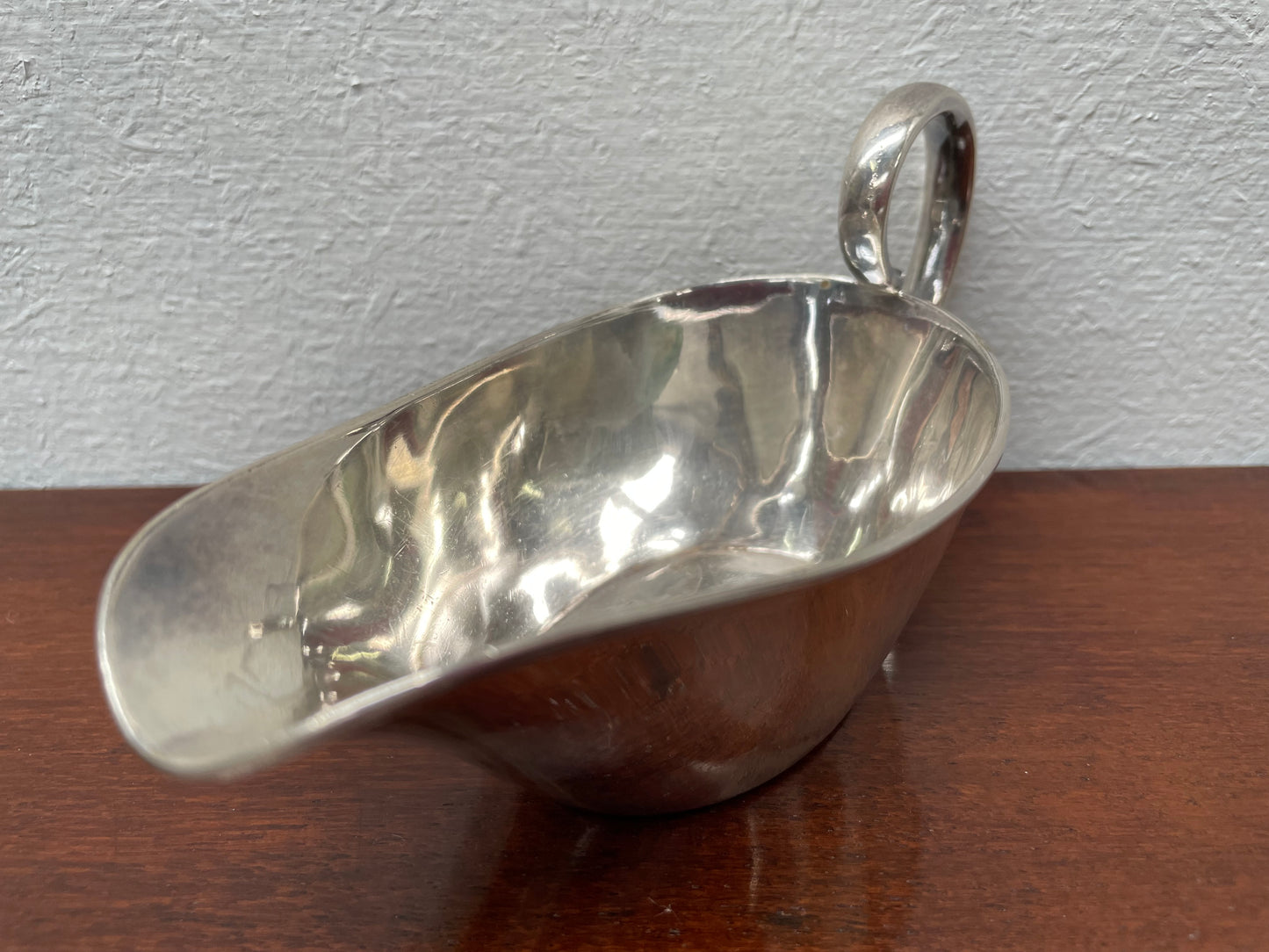 Petite vintage gravy pot with stamp/mark on the base. It is in good original condition. Please see photos as they form part of the description.